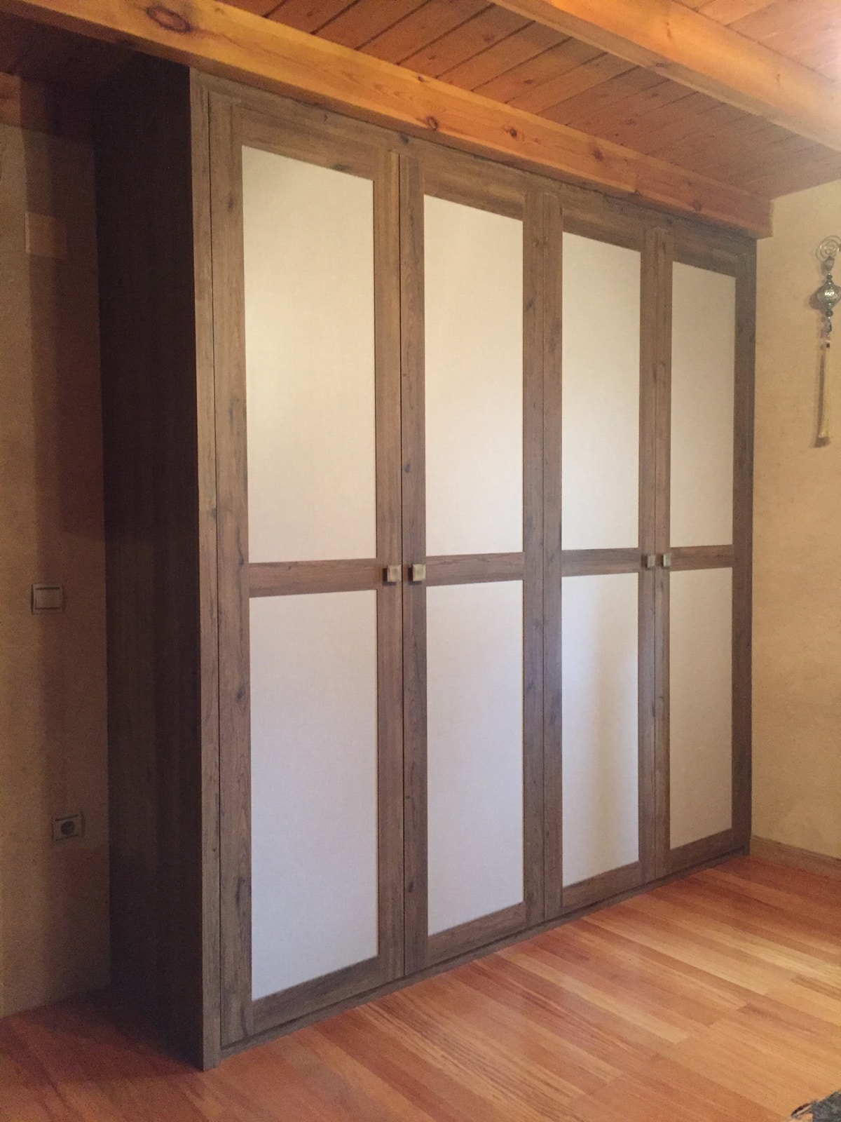 Cocina moderna blanca con electrodomésticos negros | Tienda de Cocinas