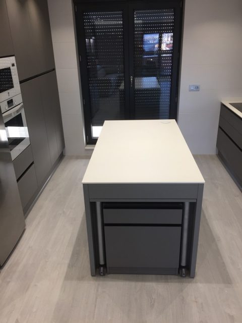 Cocina con isla y encimera Neolith | Tienda de Cocinas en León - Novely