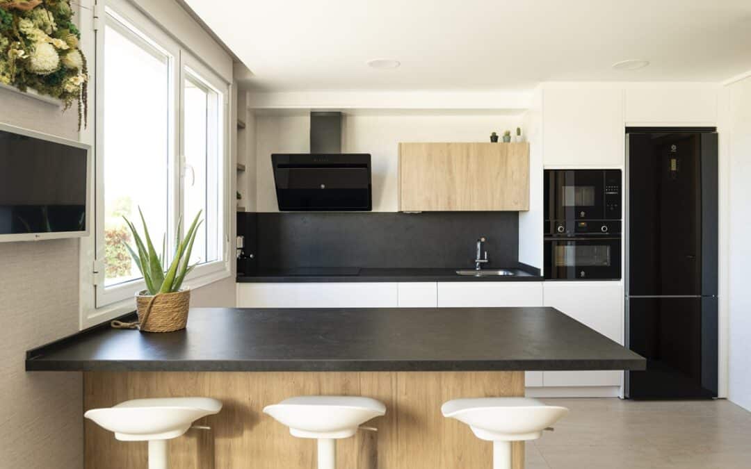 Cocina Moderna en Blanco, Negro y Madera