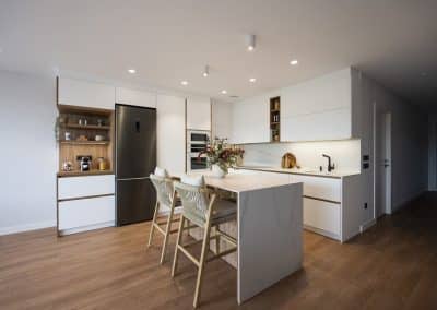 Cocina blanca abierta al salón
