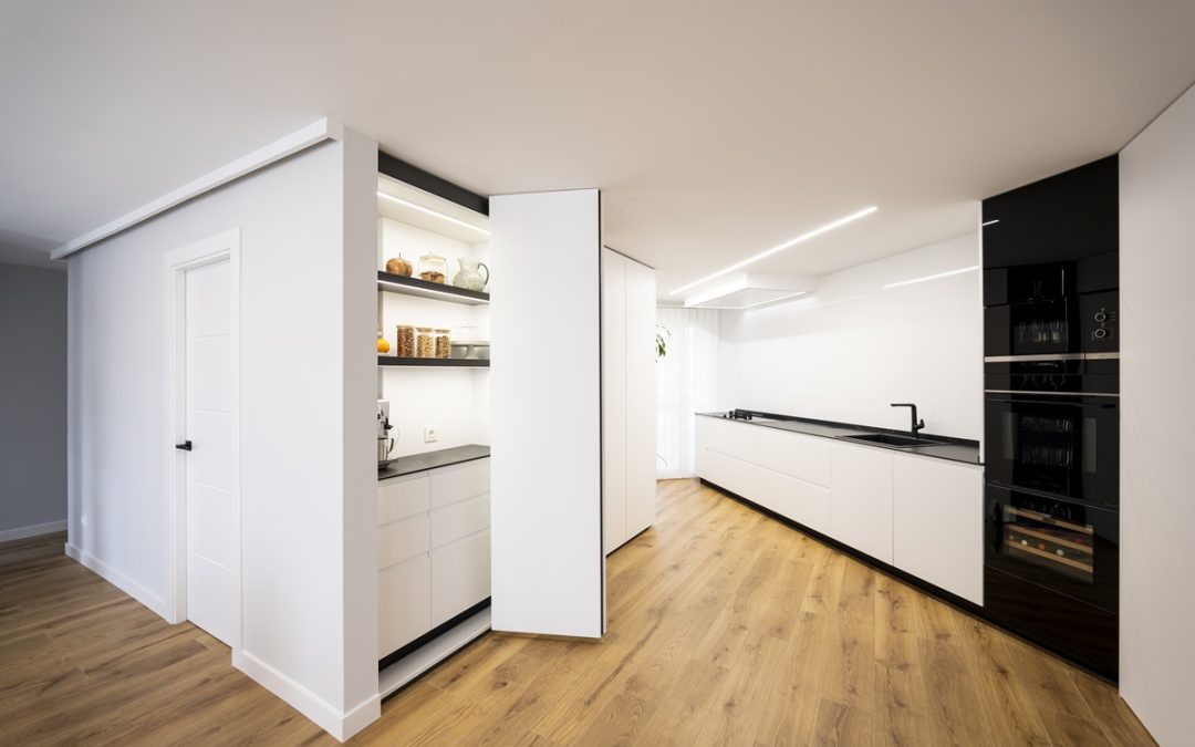 Cocina en blanco y negro abierta
