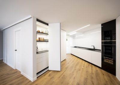 Cocina en blanco y negro abierta