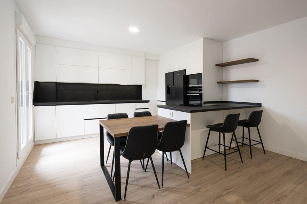 Cocina moderna en forma de “C”