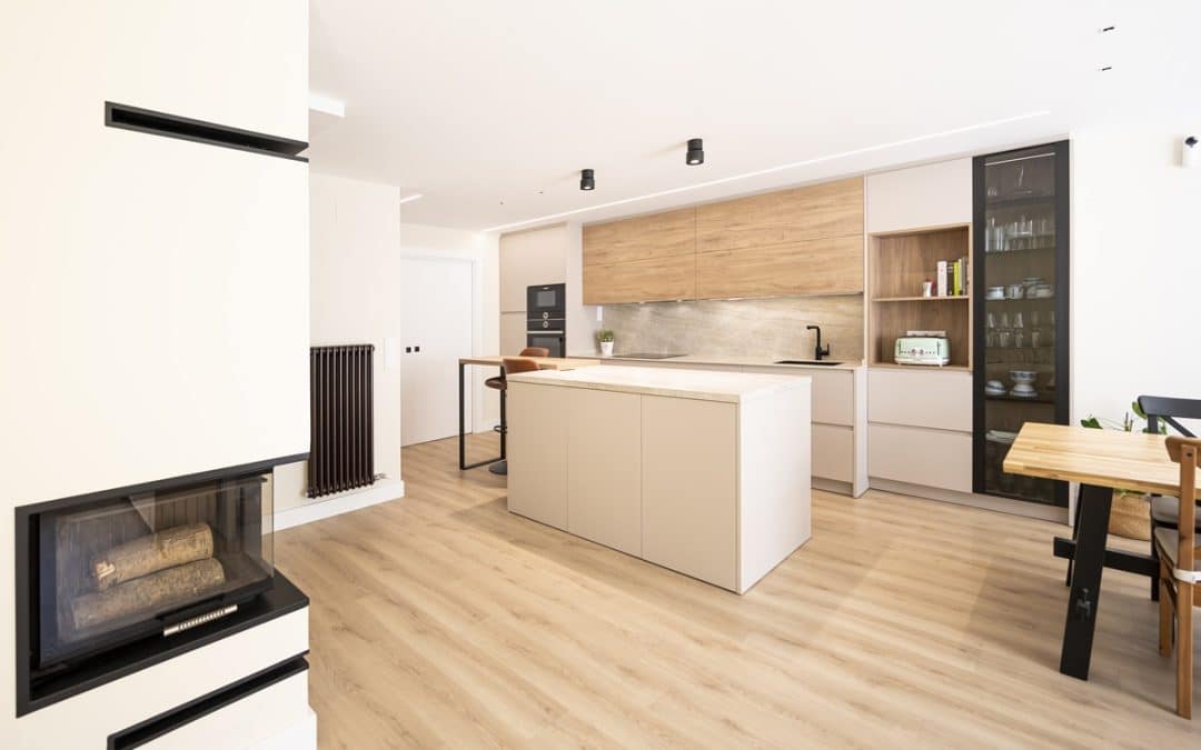 Cocina abierta en madera y beige