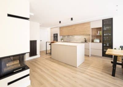 Cocina abierta en madera y beige